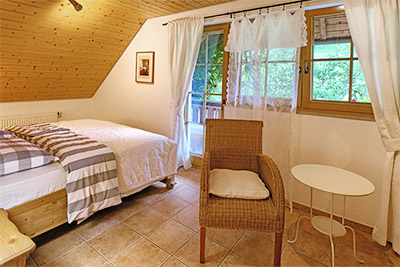Schlafzimmer mit Doppelbett und Balkon