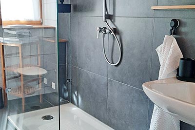 Bad mit Dusche und WC