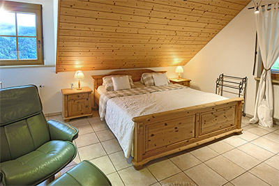 Schlafzimmer mit Doppelbett