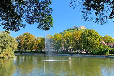 Staufen im Breisgau mit Stadtsee und Burgruine